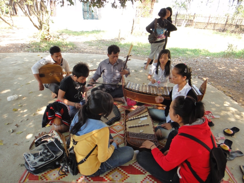 MUSIC Les-Instruments-de-musique-au-cambodge